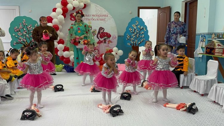 "Аяулы анашым"  "Ботақан" тобы Тәрбиеші: Бейсалиева Д
