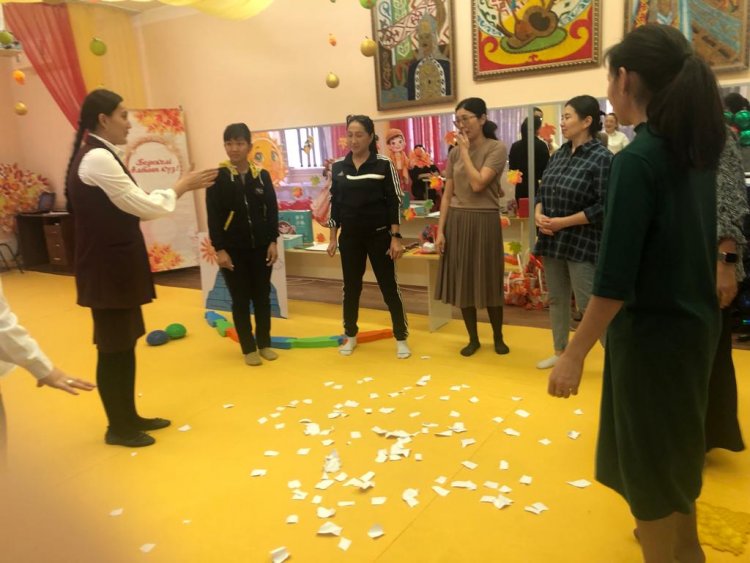 Жаңа оқу жылының басталуы- балабақша, ата-ана және оның тәрбиеленушілерінің жаңа өмірінің бастауы.Мақсаты:  балабақша мен ата- аналар арасындағы ынтымақтастықты нығайту.